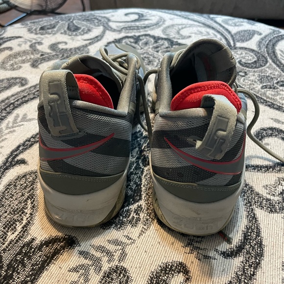 Lebron James Nike basketball shoes - Picture 4 of 7